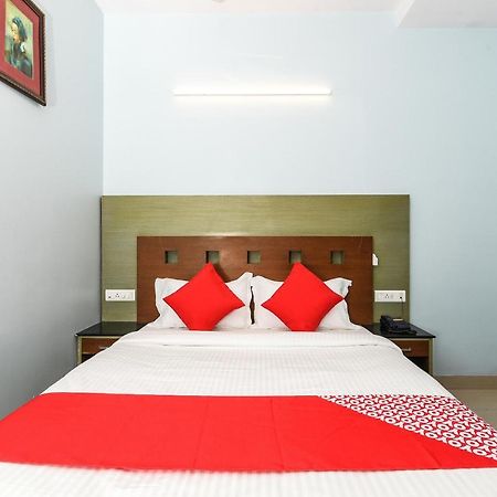 Balaji Grand Hotel Kākināda Exterior foto