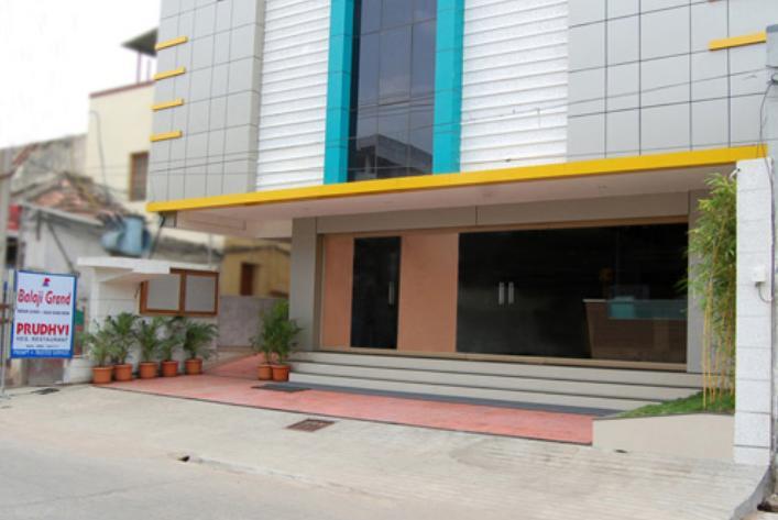 Balaji Grand Hotel Kākināda Exterior foto