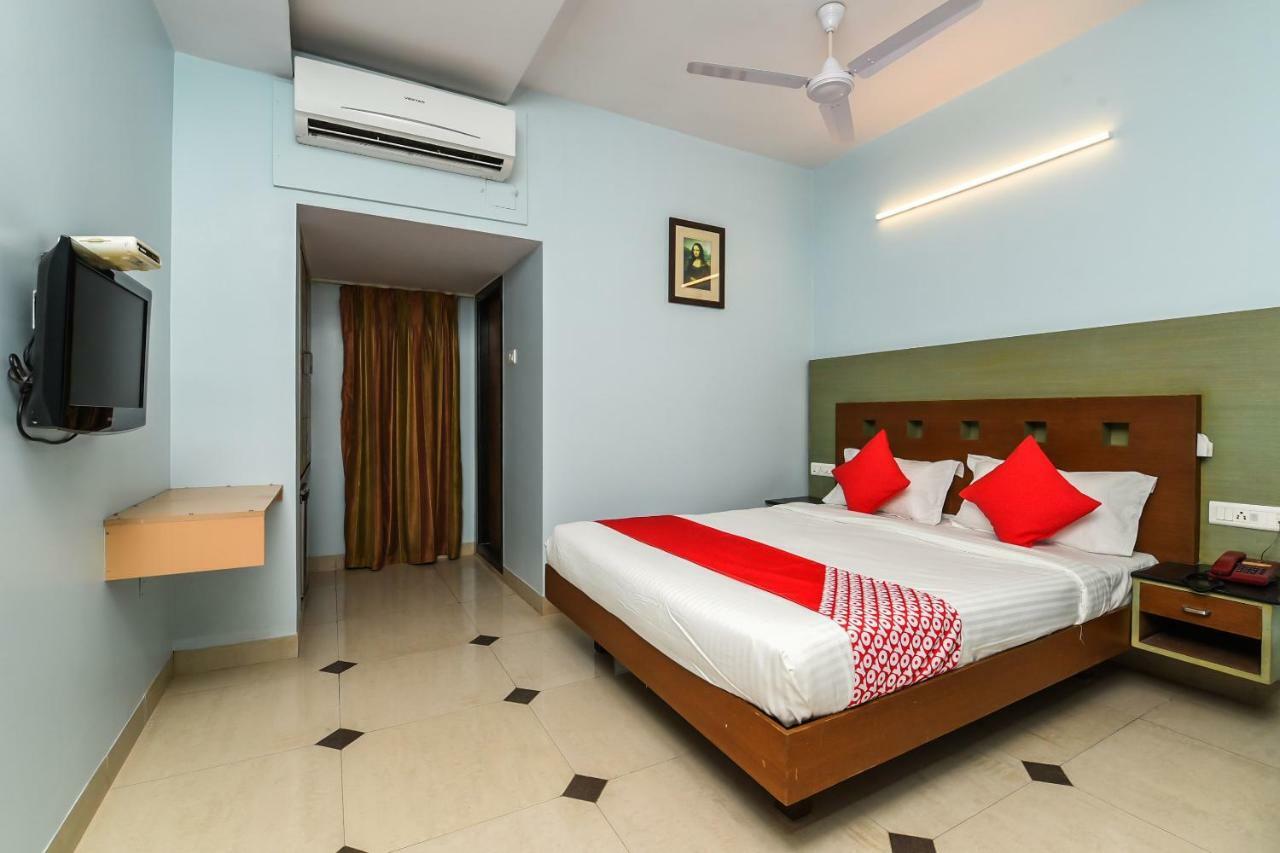 Balaji Grand Hotel Kākināda Exterior foto