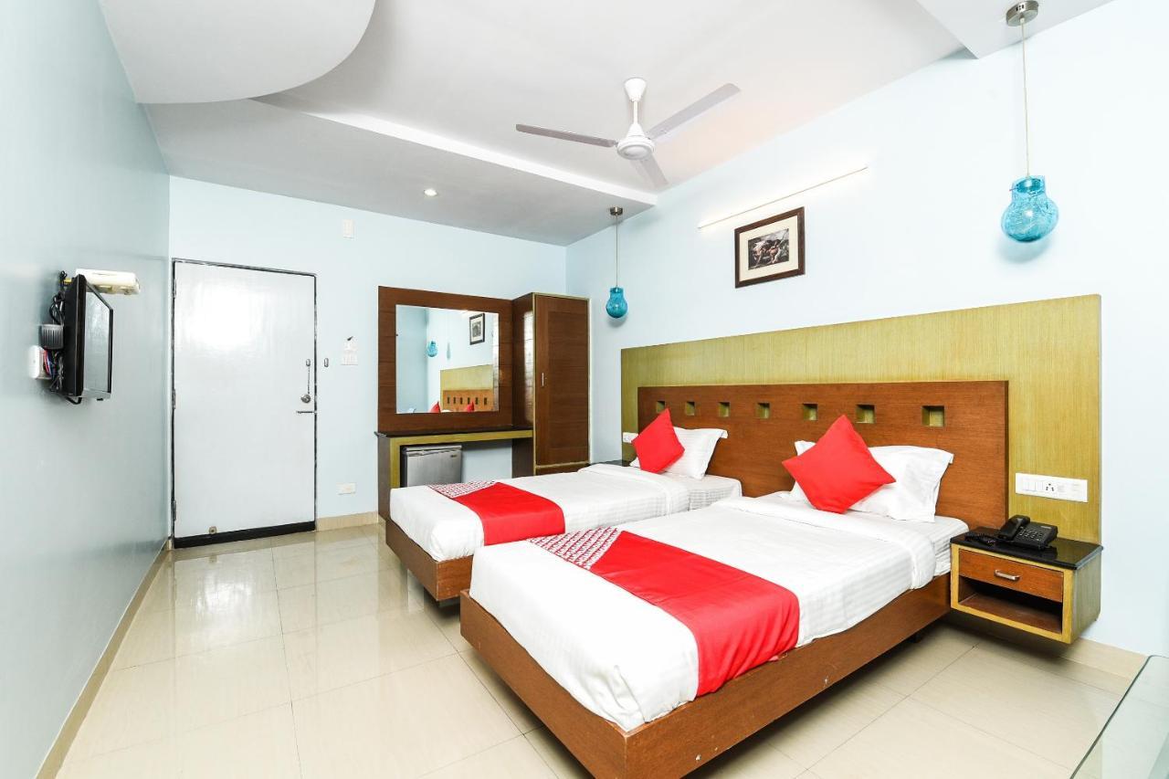 Balaji Grand Hotel Kākināda Exterior foto